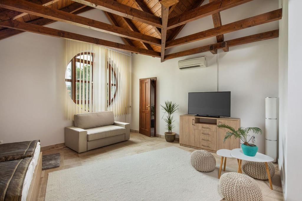 Furmint Haz Bed & Breakfast Mad Exterior photo